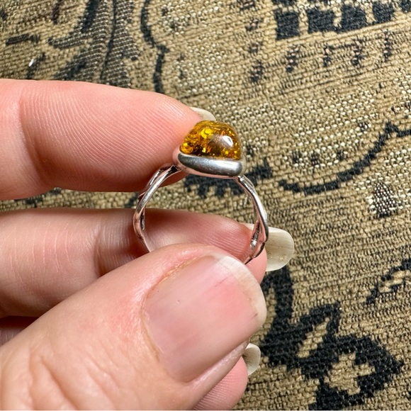 Silver and amber ring. - Picture 4 of 17